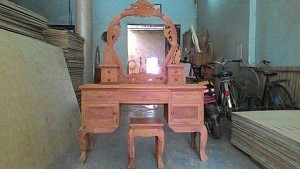 BÀN PHẤN GỖ HƯƠNG ĐỎ CHÂN VANH