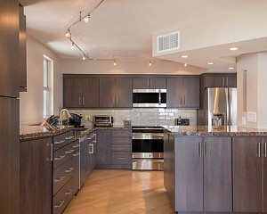 Tủ bếp laminate màu  vân gỗ thiết kế hiện đại mã BT21